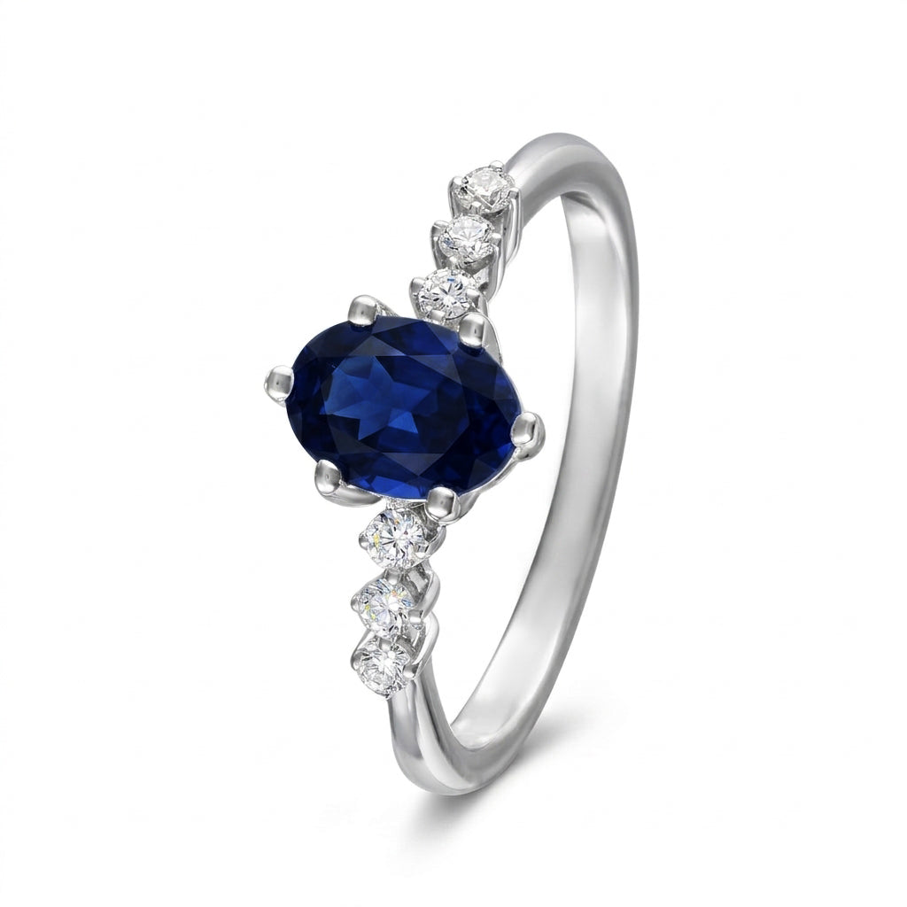Anillo de oro blanco con zafiro y diamantes laterales