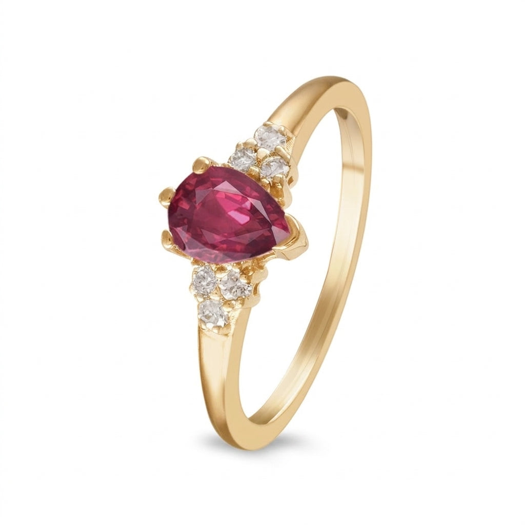 Anillo de oro amarillo con rodolita y diamantes laterales