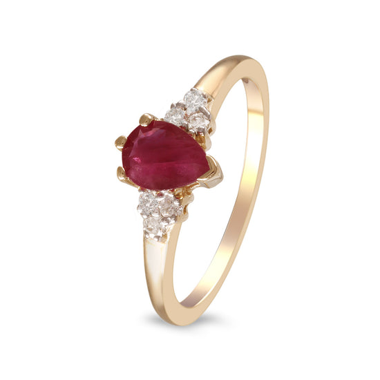 Anillo con rubí  y diamantes laterales en oro amarillo