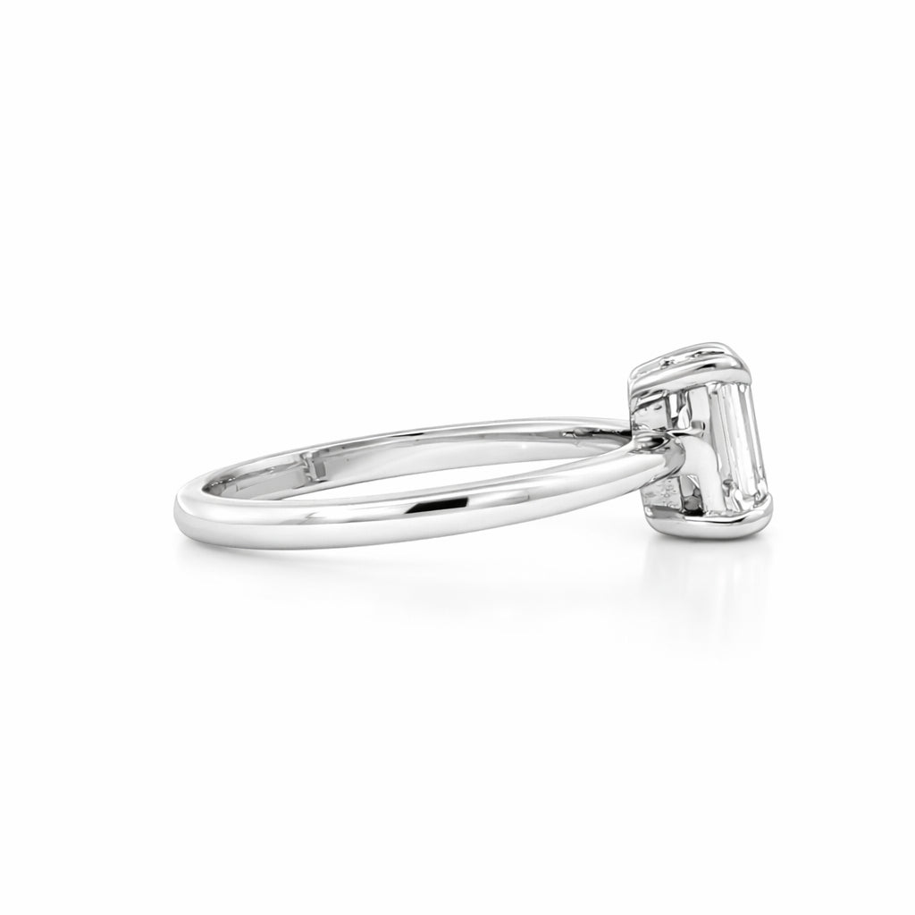 Anillo de compromiso solitario con diamante lab-grown corte esmeralda en oro blanco
