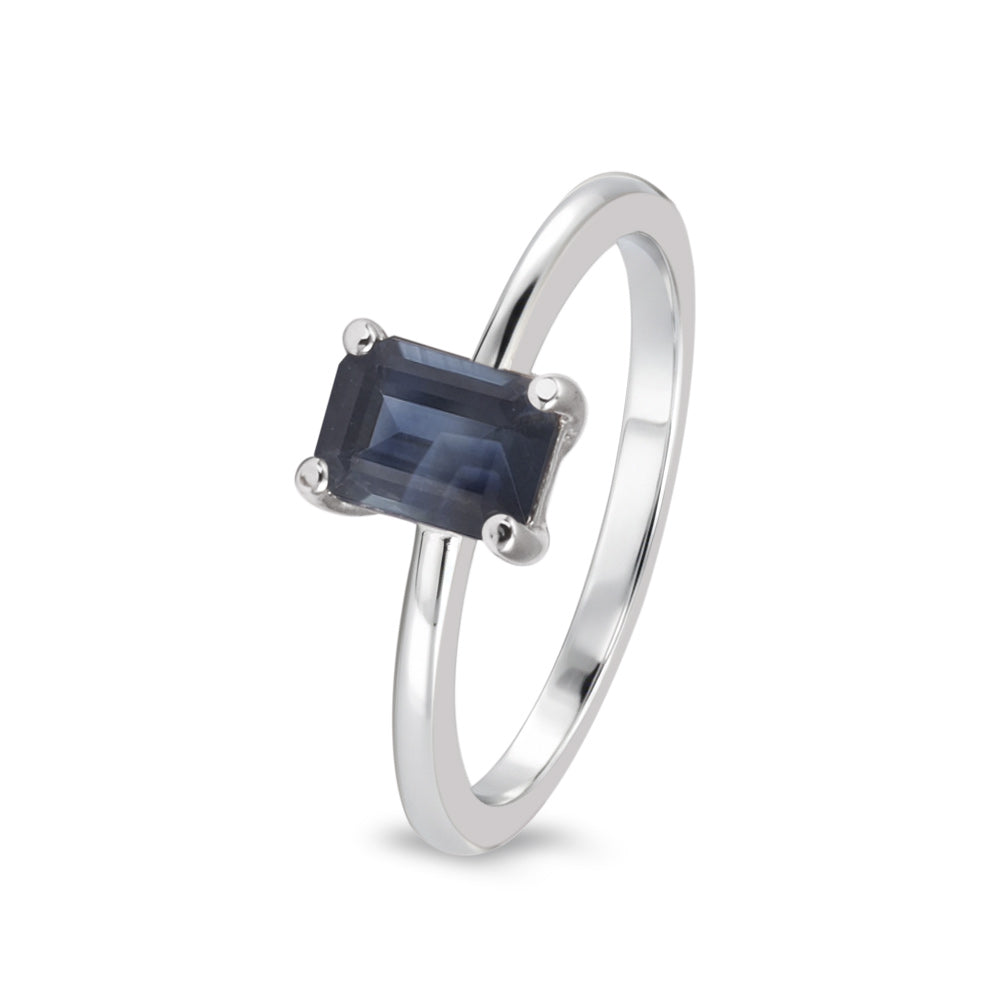 Anillo solitario estilo clásico con zafiro