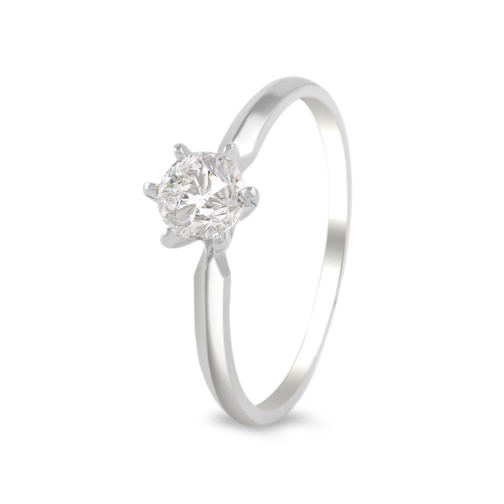 Anillo solitario estilo clásico con circonia