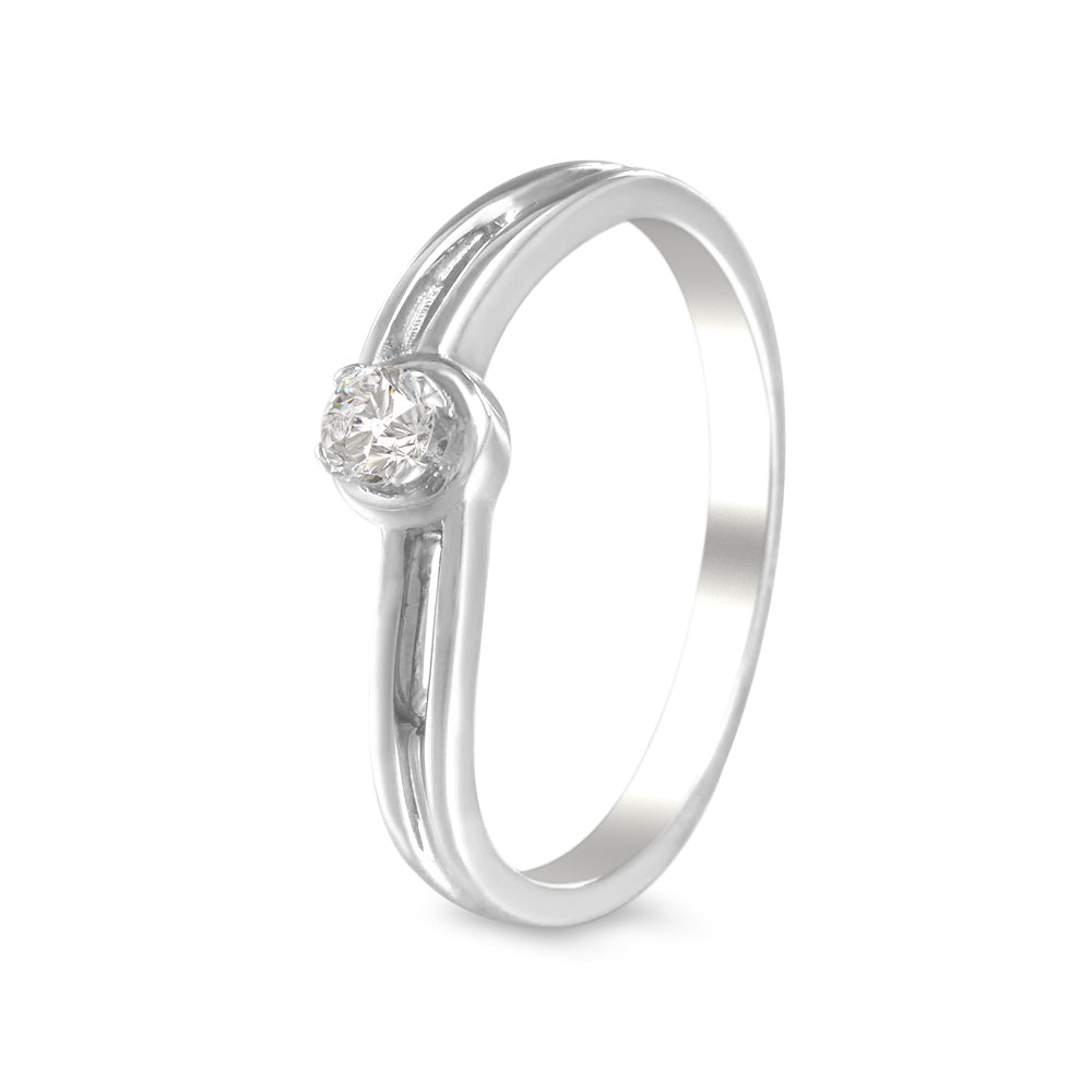 Anillo solitario estilo curva sutil con Zirconia Swarovski