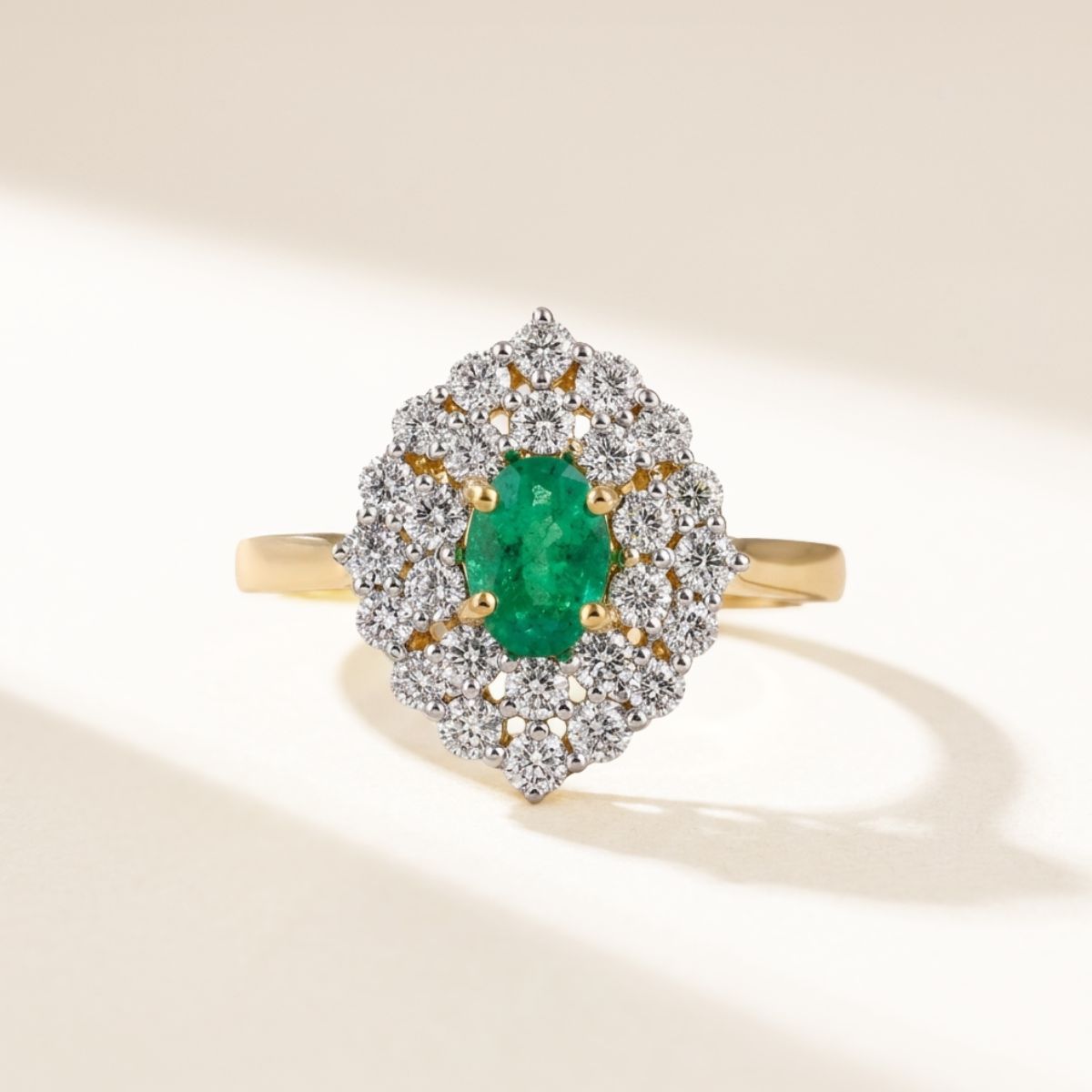 Anillo con esmeralda y halo estilizado de diamantes