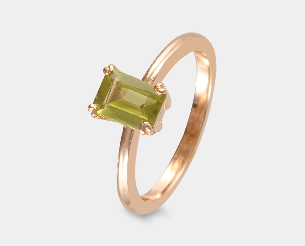 Anillo solitario con peridoto corte esmeralda en oro rosa de 14 k.