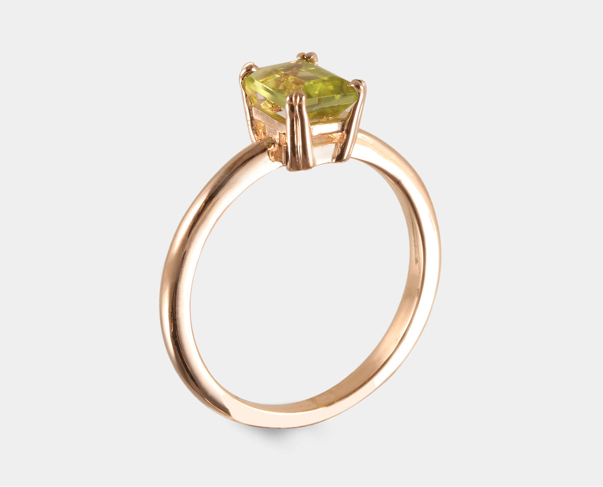 Anillo solitario con peridoto corte esmeralda en oro rosa de 14 k.