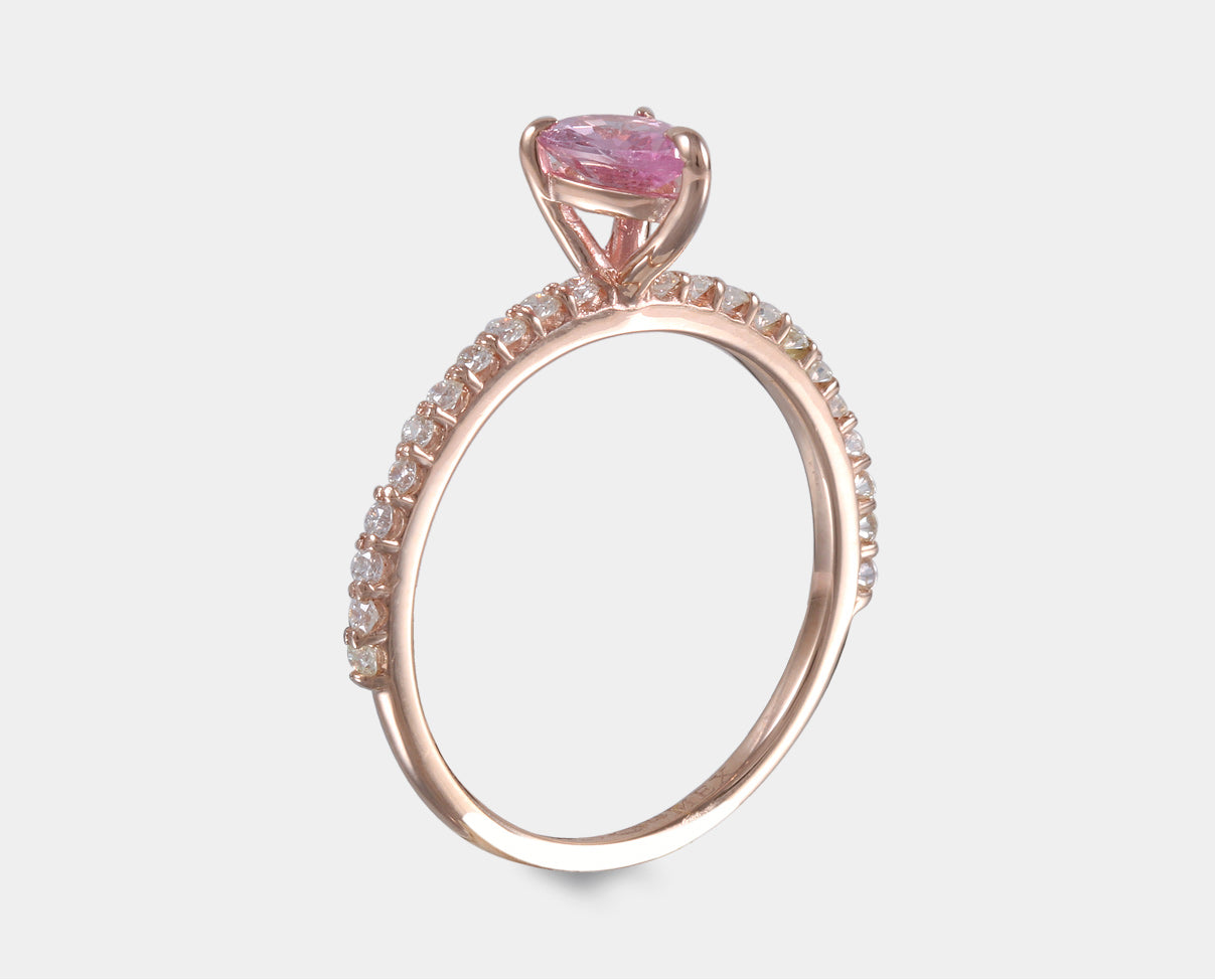 Anillo de Compromiso con zafiro rosa corte pera y diamante en oro rosa de 14 k. 