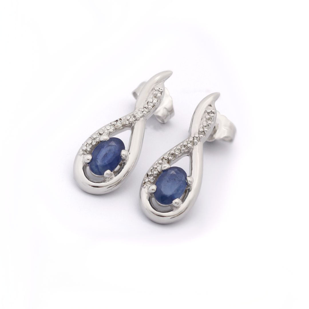 Aretes de oro blanco con zafiro corte oval y diamantes.