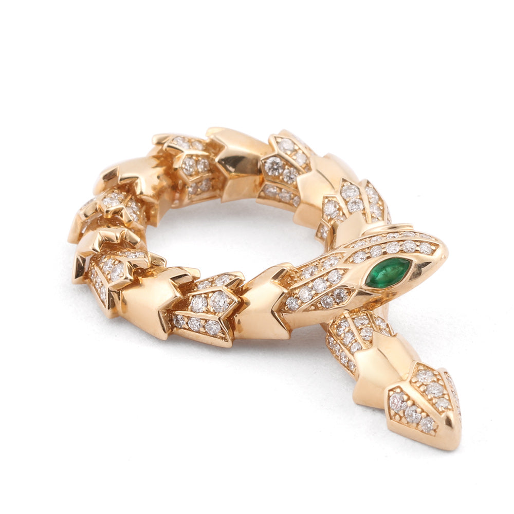 Dije de serpiente con diamantes y esmeralda en oro rosa.