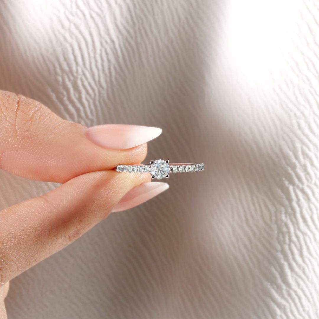 Anillo de compromiso con diamante central 0.30 ct y diamantes laterales