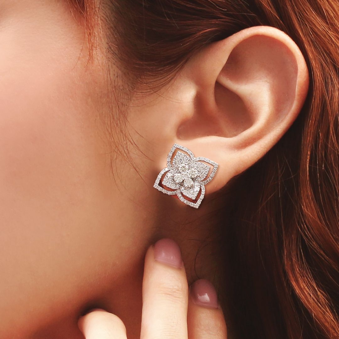 Aretes diseño de flor con diamantes