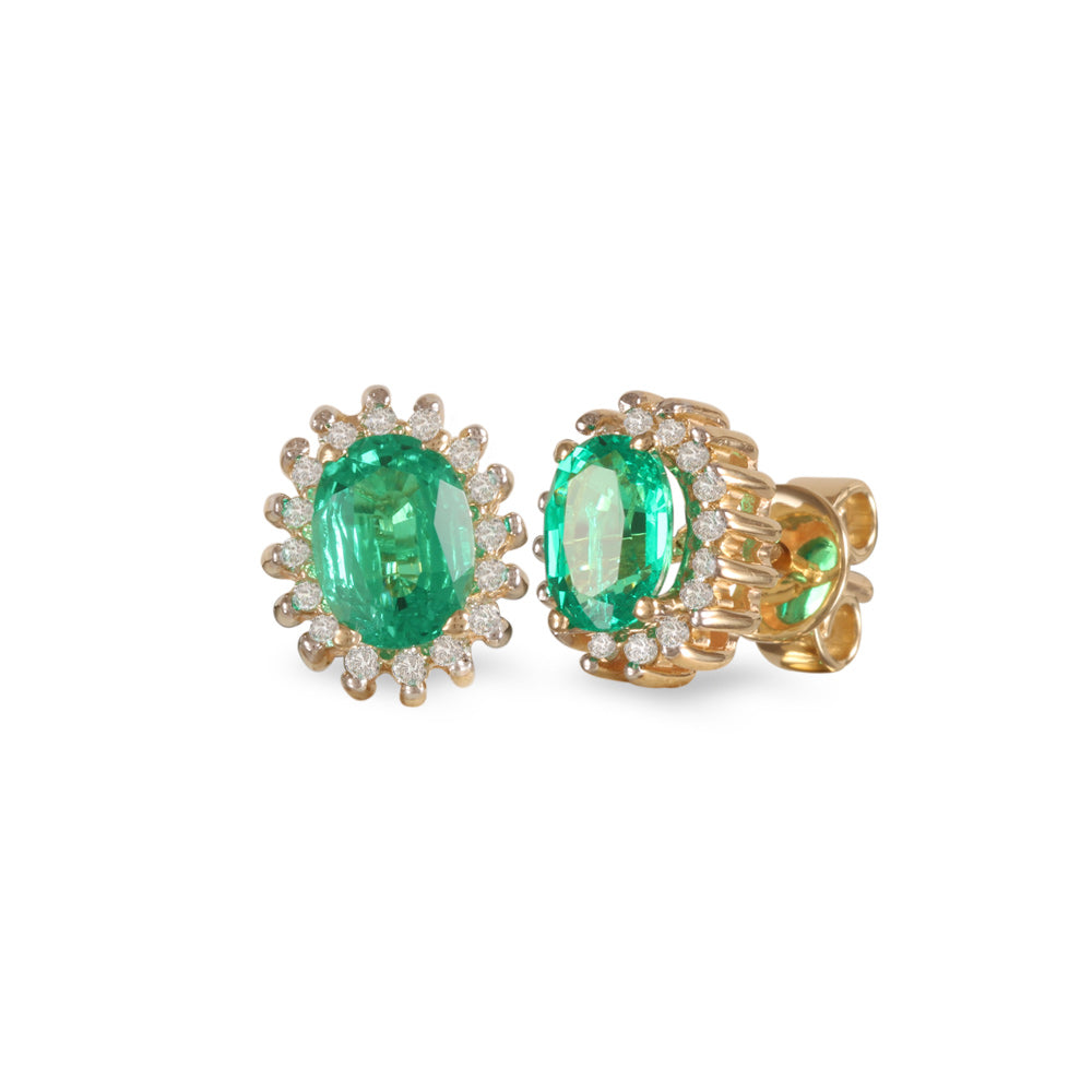 Aretes estilo corto con esmeralda recristalizada y diamantes en oro amarillo