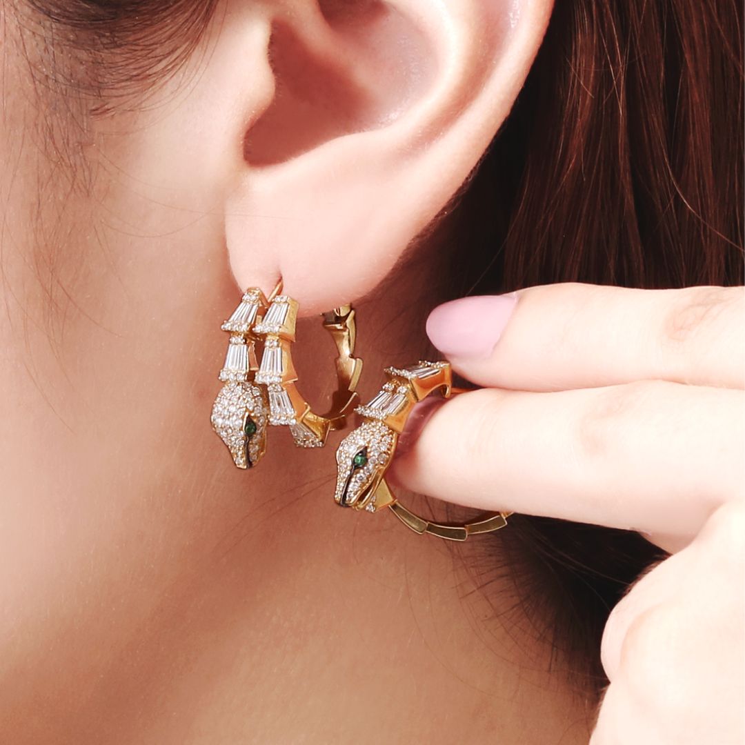 Arracadas diseño de serpiente con diamantes y esmeraldas