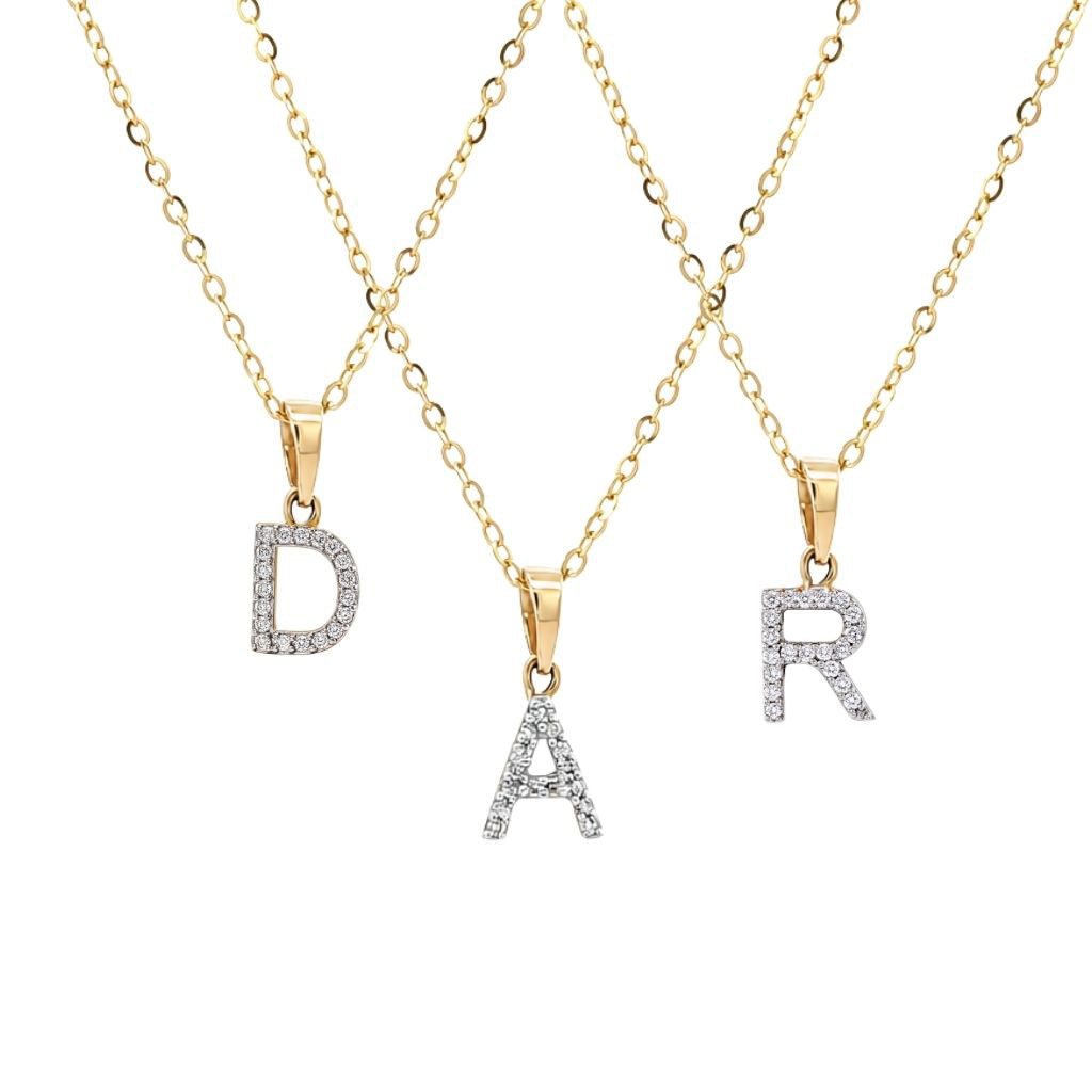 Cadena con dije de letra inicial con diamantes