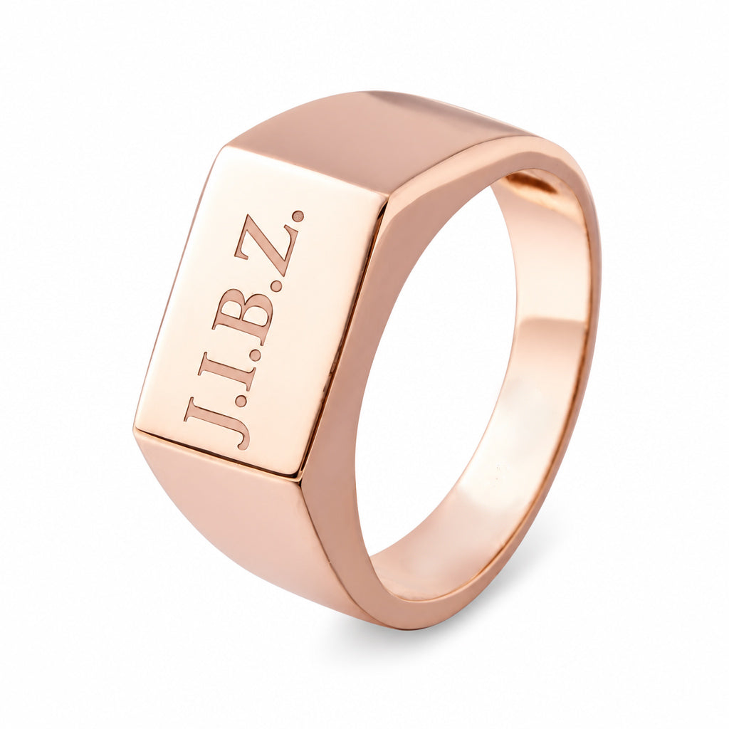 Anillo con grabado personalizado de inicial