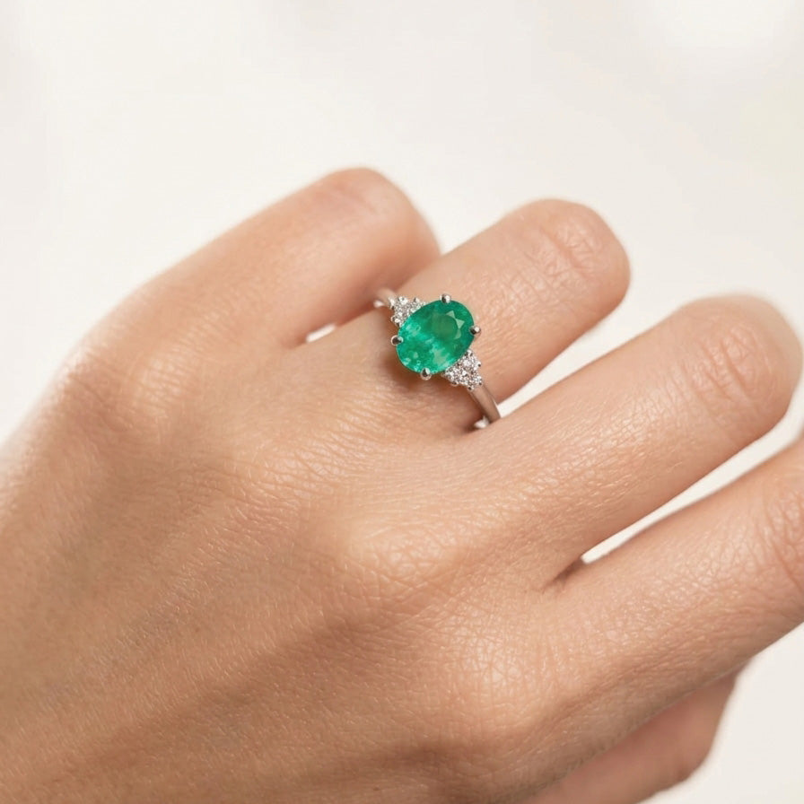 Anillo con esmeralda y diamantes laterales