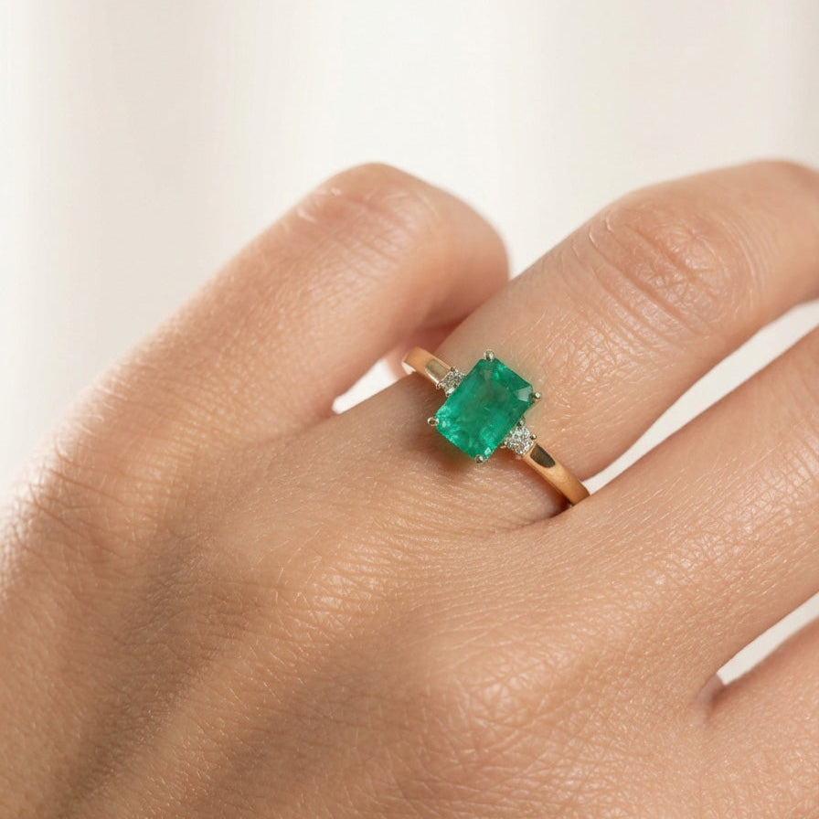 Anillo con esmeralda y diaamantes oro 14k