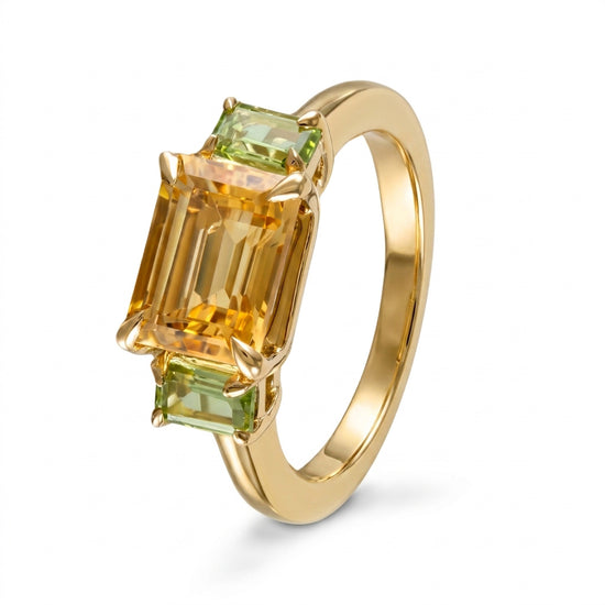 Anillo con citrina y peridotos laterales en oro amarillo de 14k