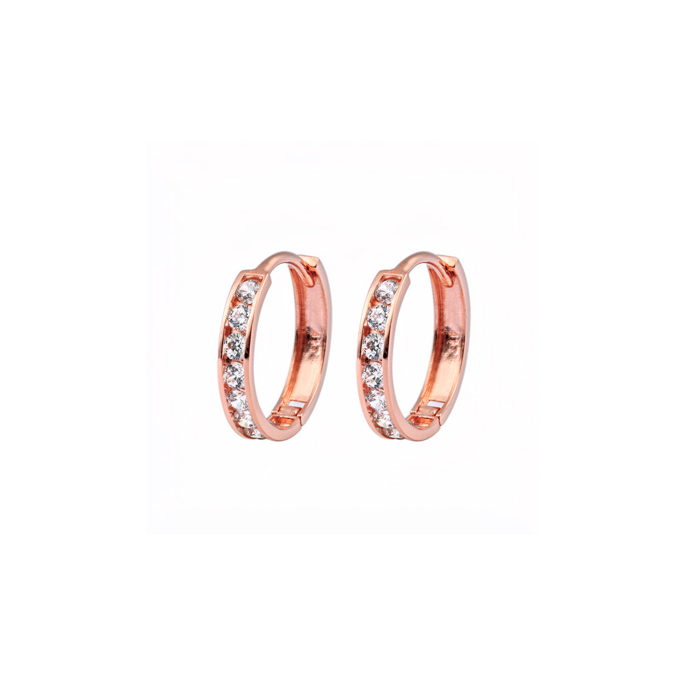 Arracadas tipo huggie diseño canal con circonia