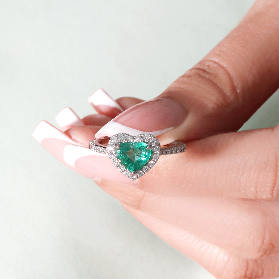 Espectacular anillo oro blanco 18K esmeralda corte corazón