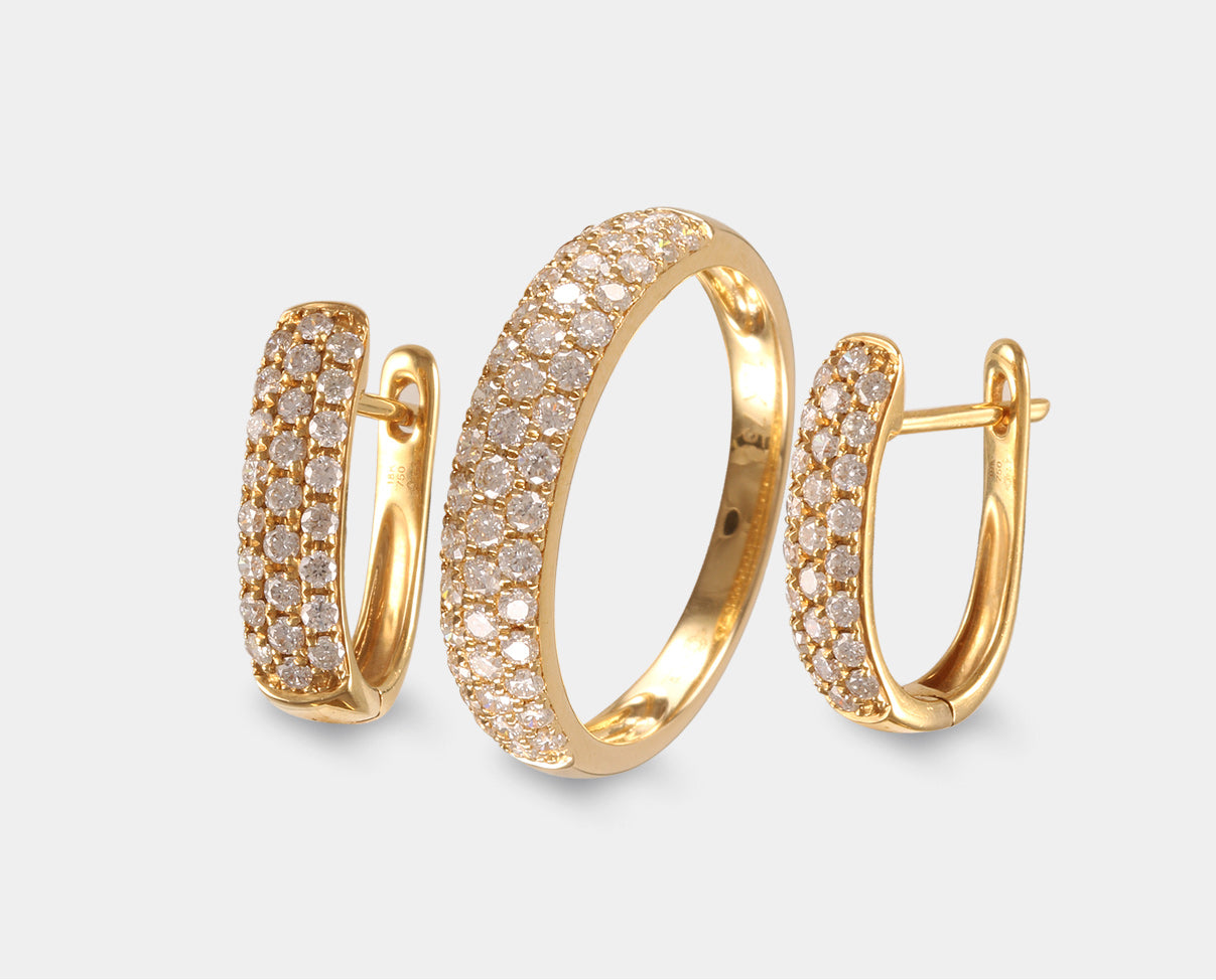 Juego anillo y aretes con diamantes en oro amarillo de 18k. Joyería para Dama. Joyas con diamante.