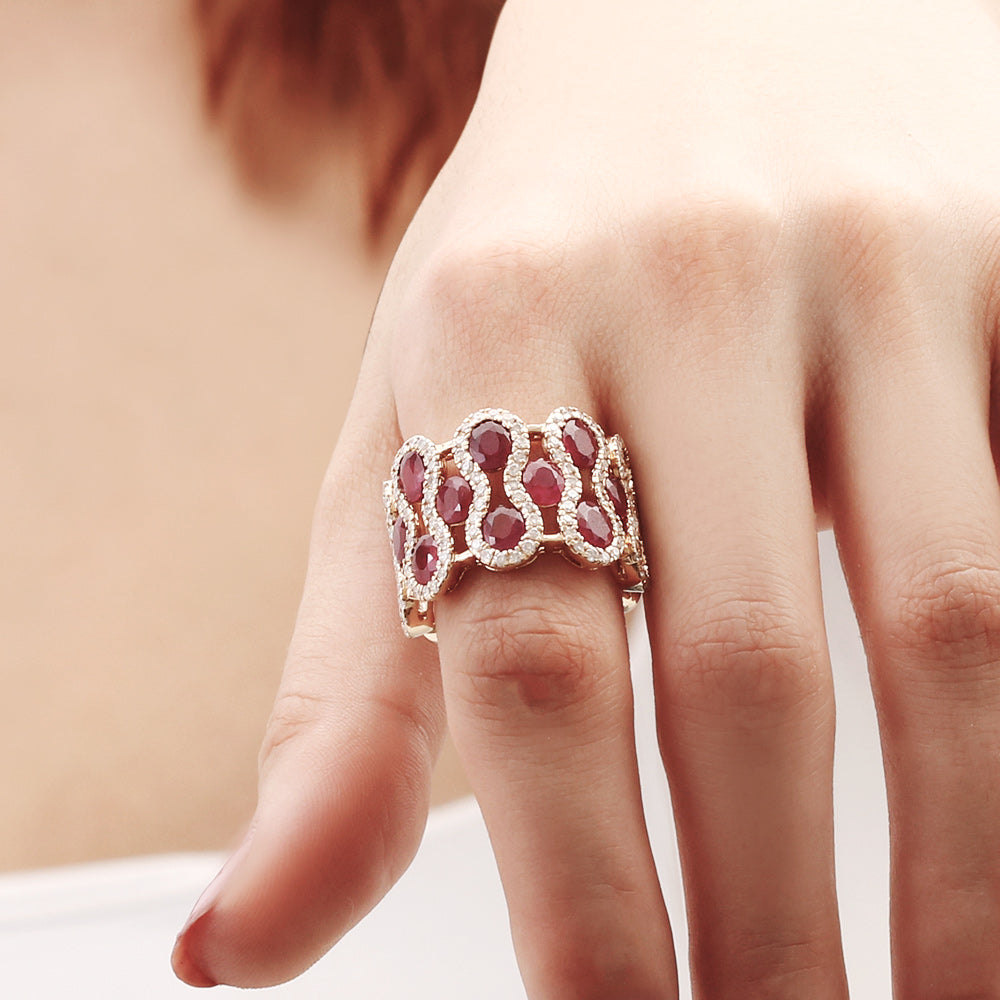 Anillo tres hileras con rubíes y diamantes en oro amarillo