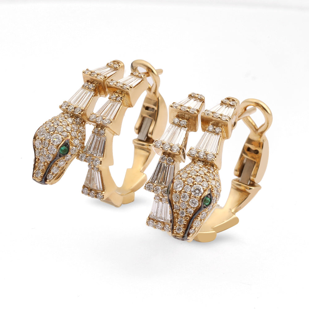 Arracadas diseño de serpiente con diamantes y esmeraldas