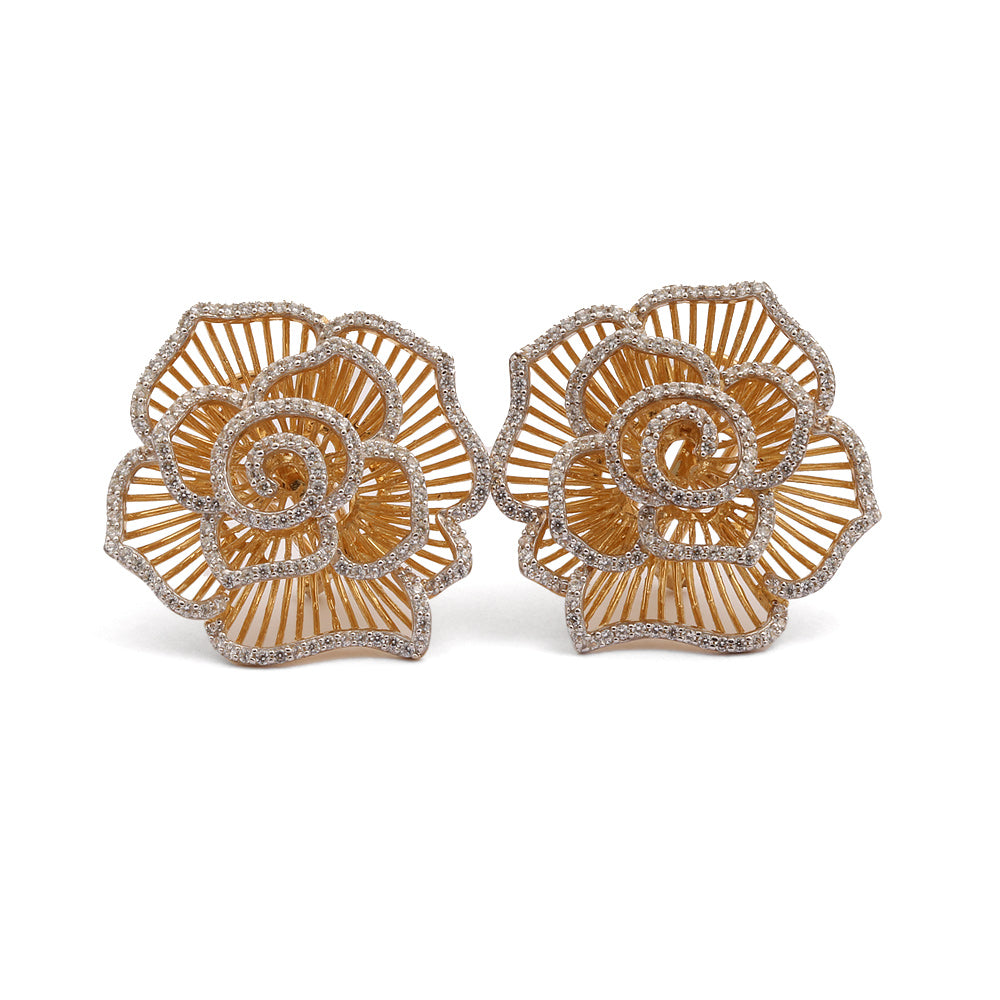 Aretes cortos en diseño de flor engastados con diamantes