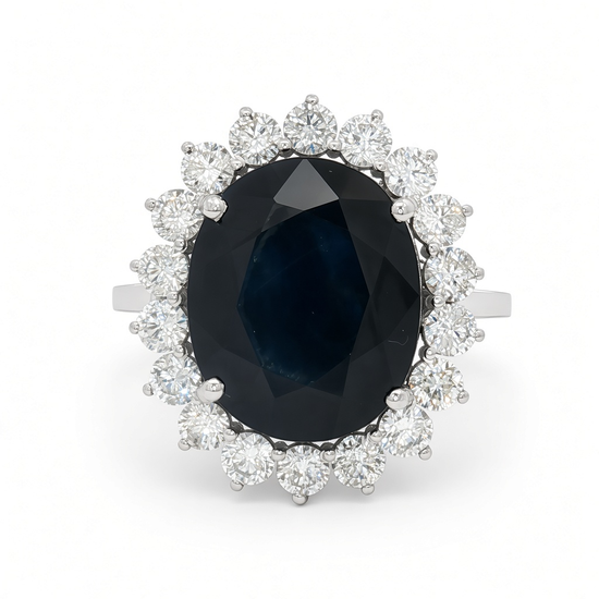Anillo con zafiro y halo de diamantes