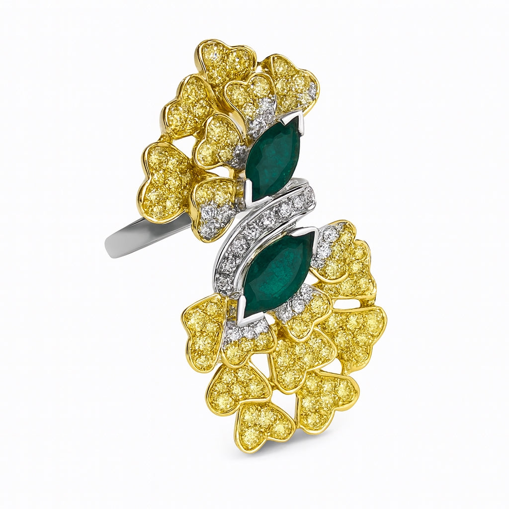 Anillo cóctel floral con esmeraldas y diamantes amarillos