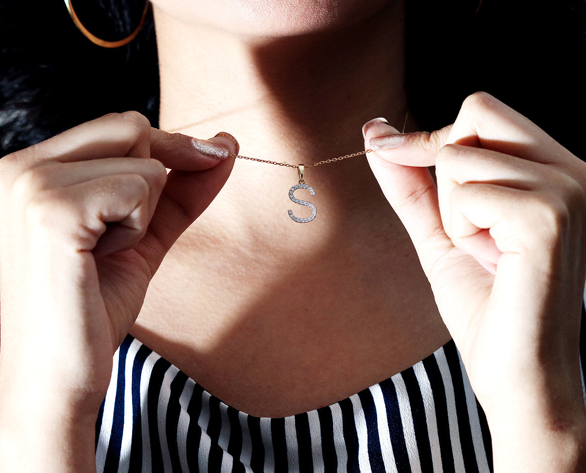 Dije de letra inicial con diamante
