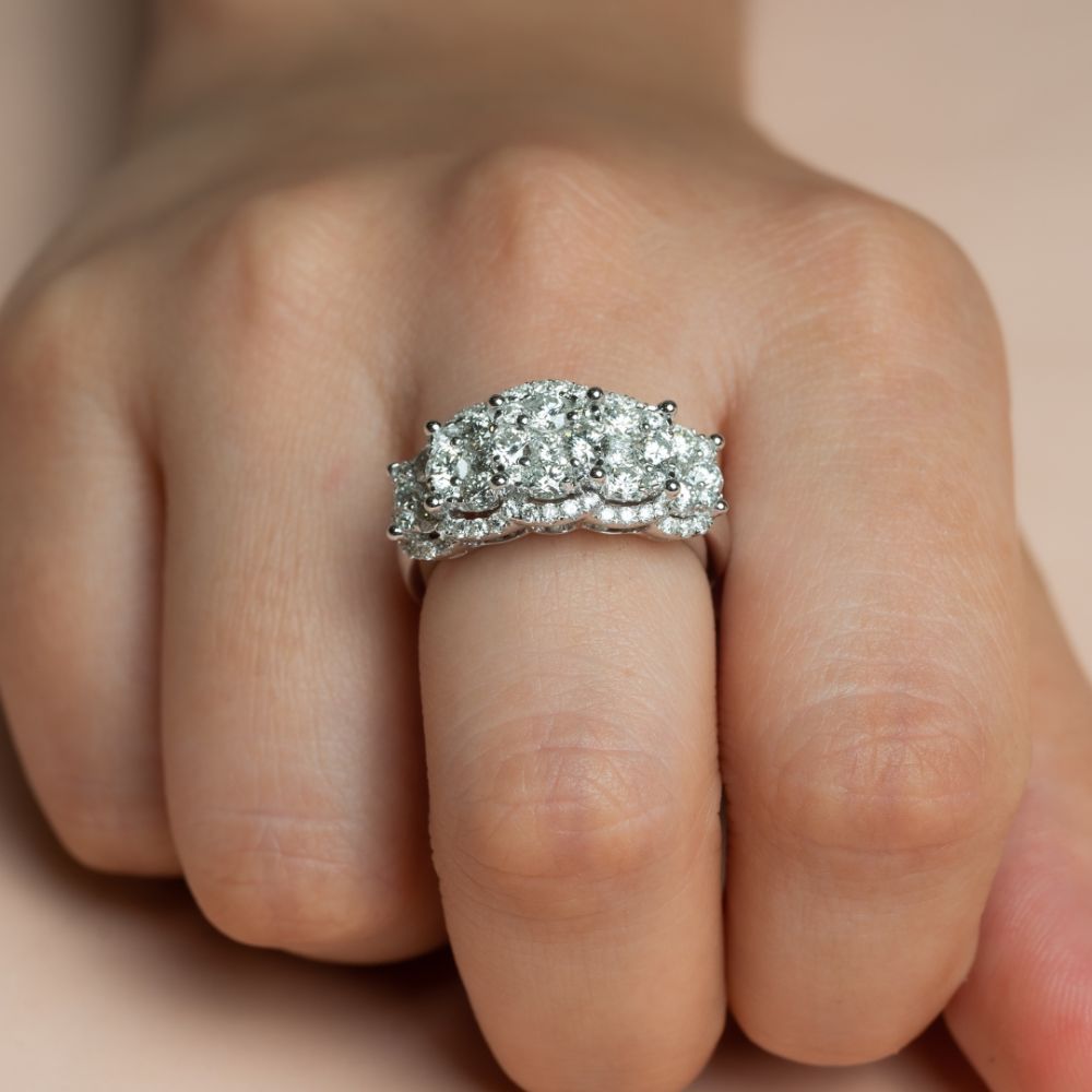 Anillo diseño cluster con diamantes en oro blanco de 14K