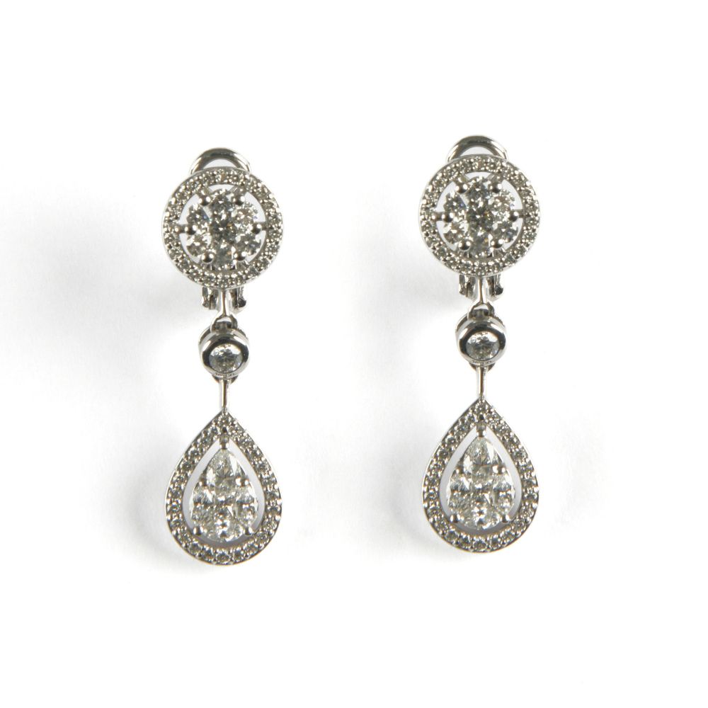 Aretes largos de diamante en diseño clásico