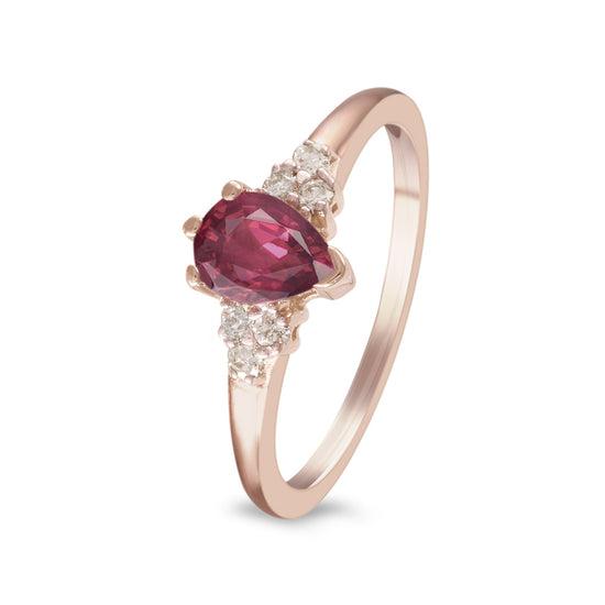 Anillo con rodolita corte pera y diamantes laterales en oro rosa