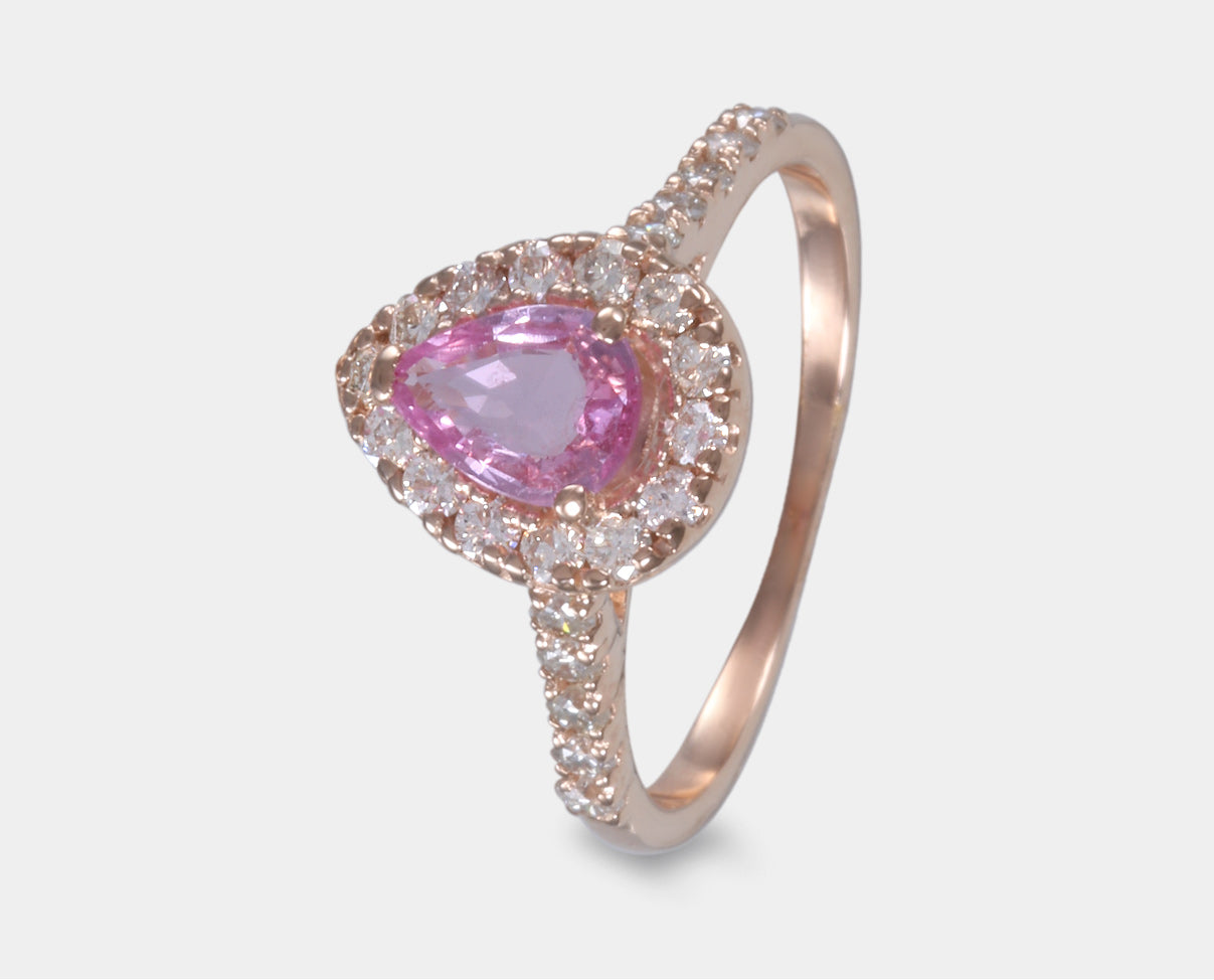 Anillo oro rosa con zafiro rosa corte Pera y diamantes. 