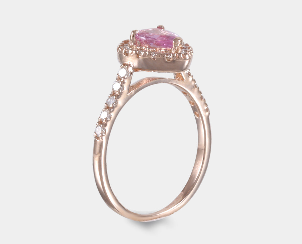 Anillo oro rosa con zafiro rosa corte Pera y diamantes. 