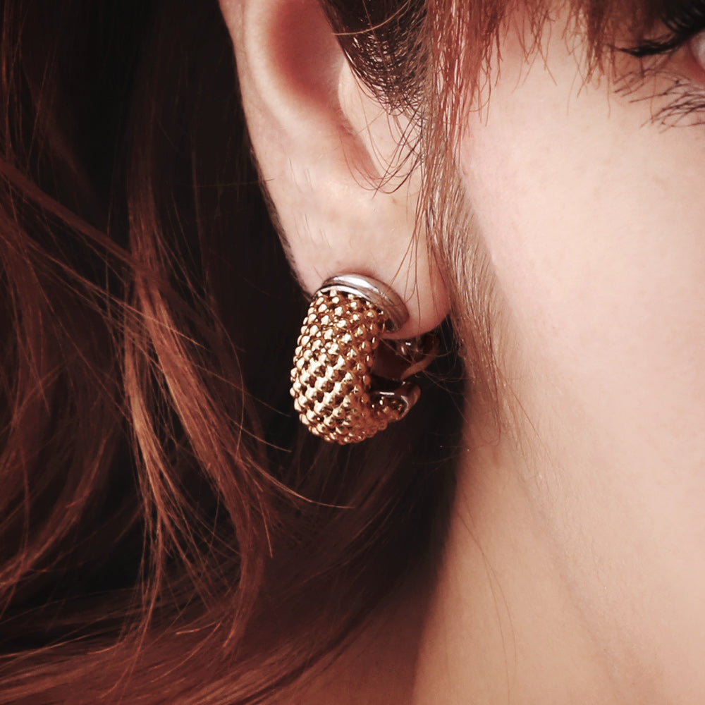 Aretes cortos con diseño mesh bicolor