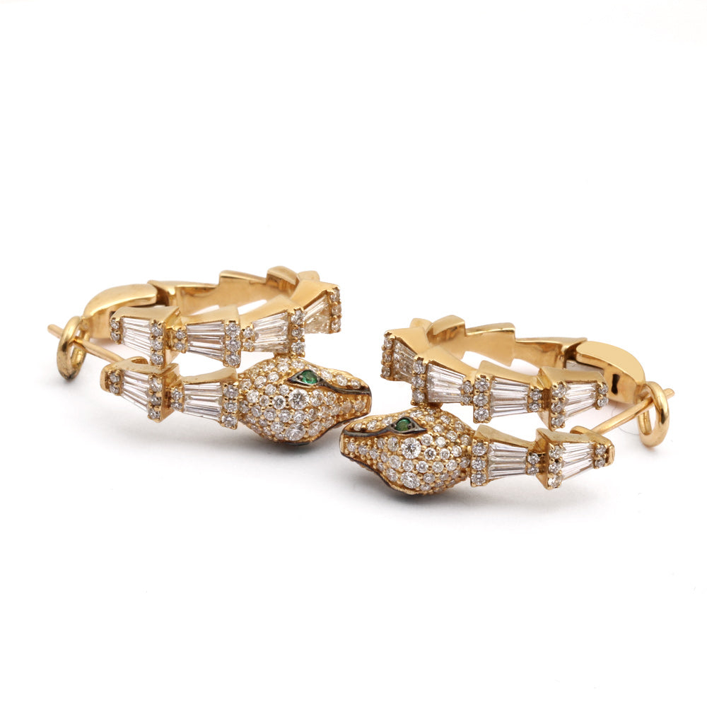 Arracadas diseño de serpiente con diamantes y esmeraldas