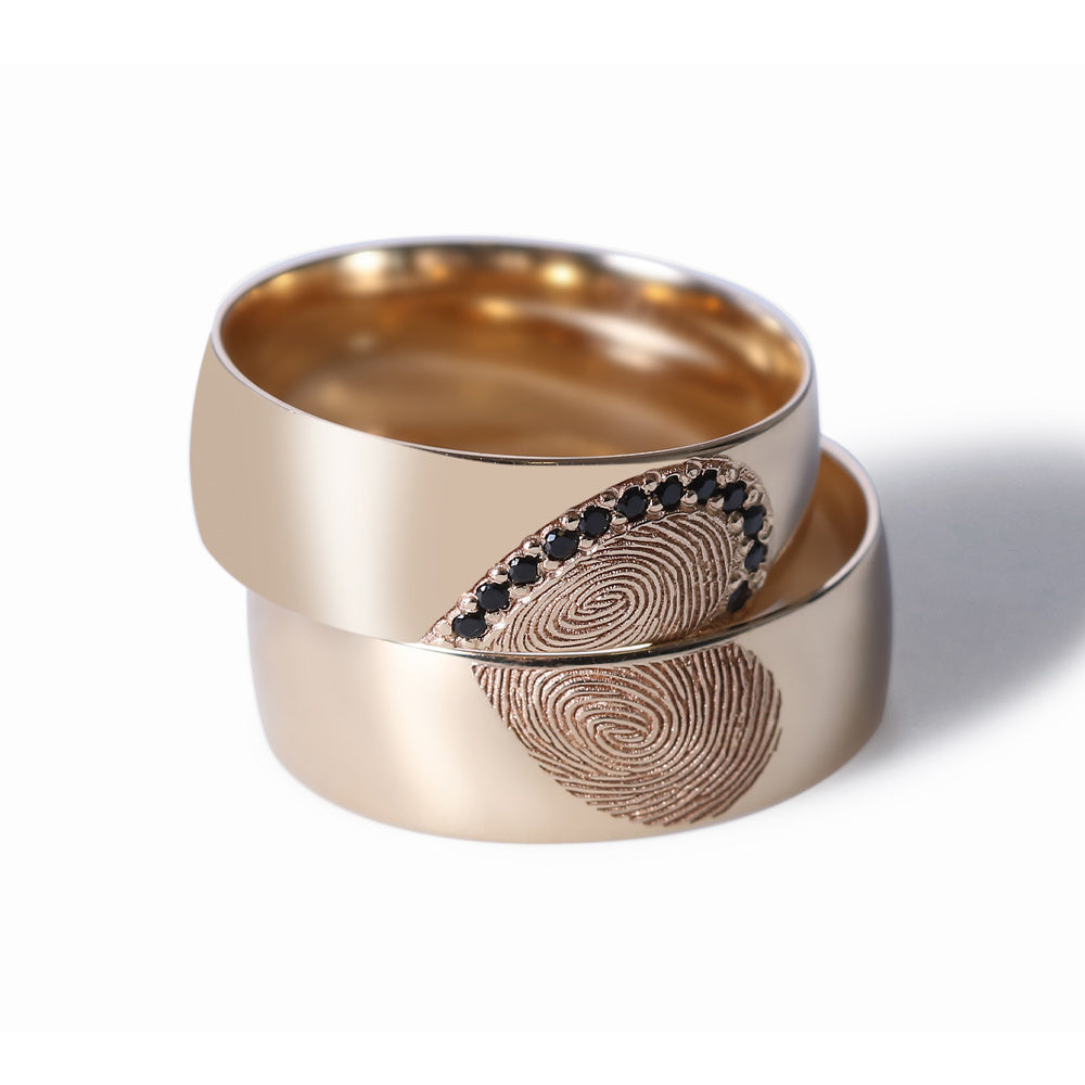 Par de argollas de matrimonio con diseño de huella y corazón