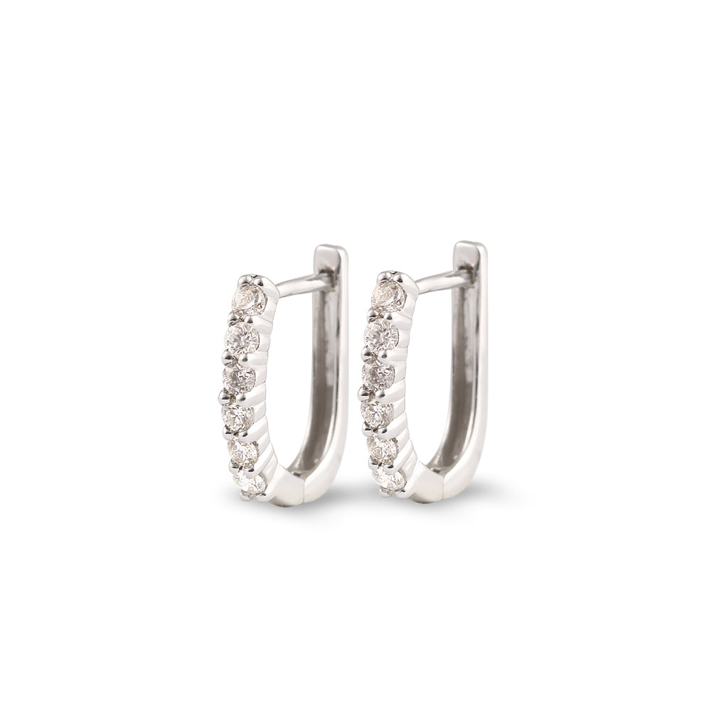 Aretes cortos de diamante en diseño clásico