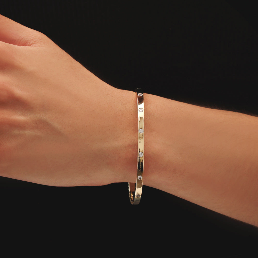 Brazalete rígido con diamantes