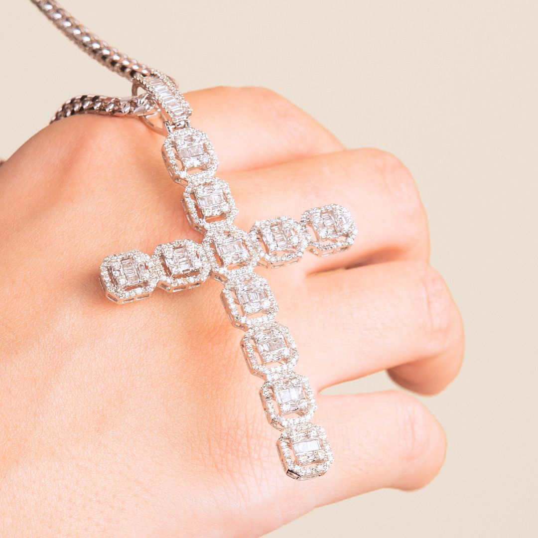 Dije diseño de Cruz con diamantes en oro blanco
