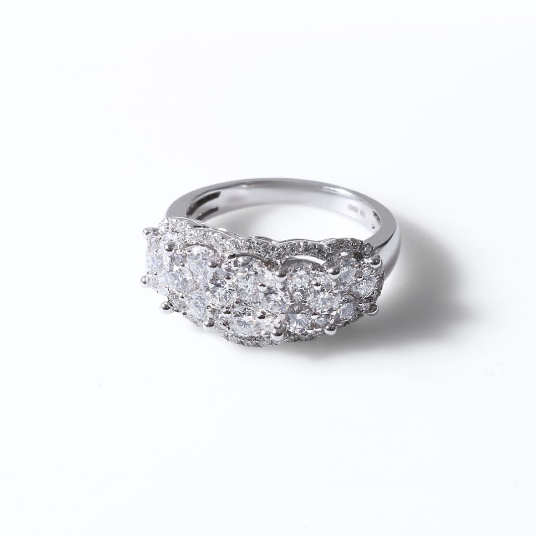 Anillo diseño cluster con diamantes en oro blanco de 14K