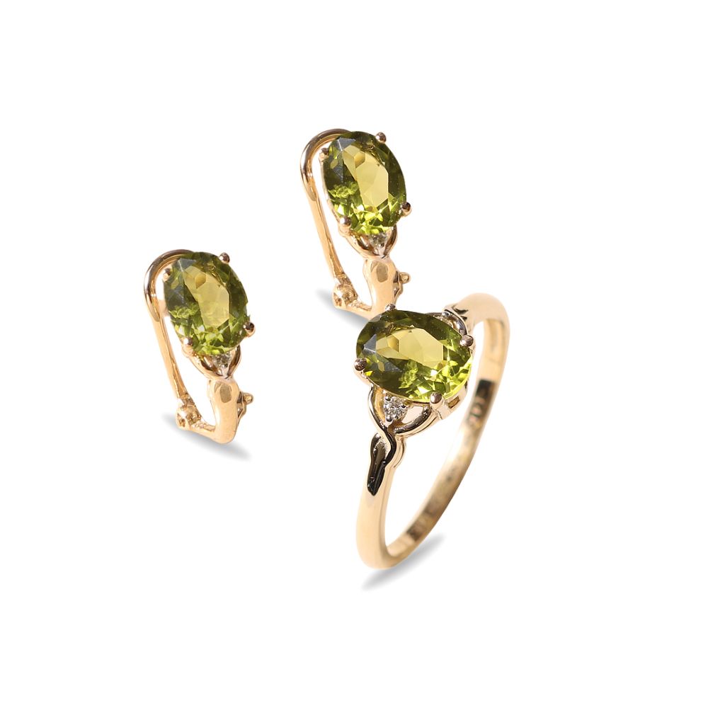 Juego de aretes y anillo con peridoto en oro amarillo de 14K