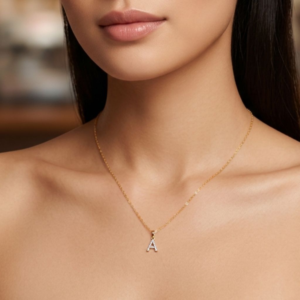 Cadena con dije de letra inicial con diamantes