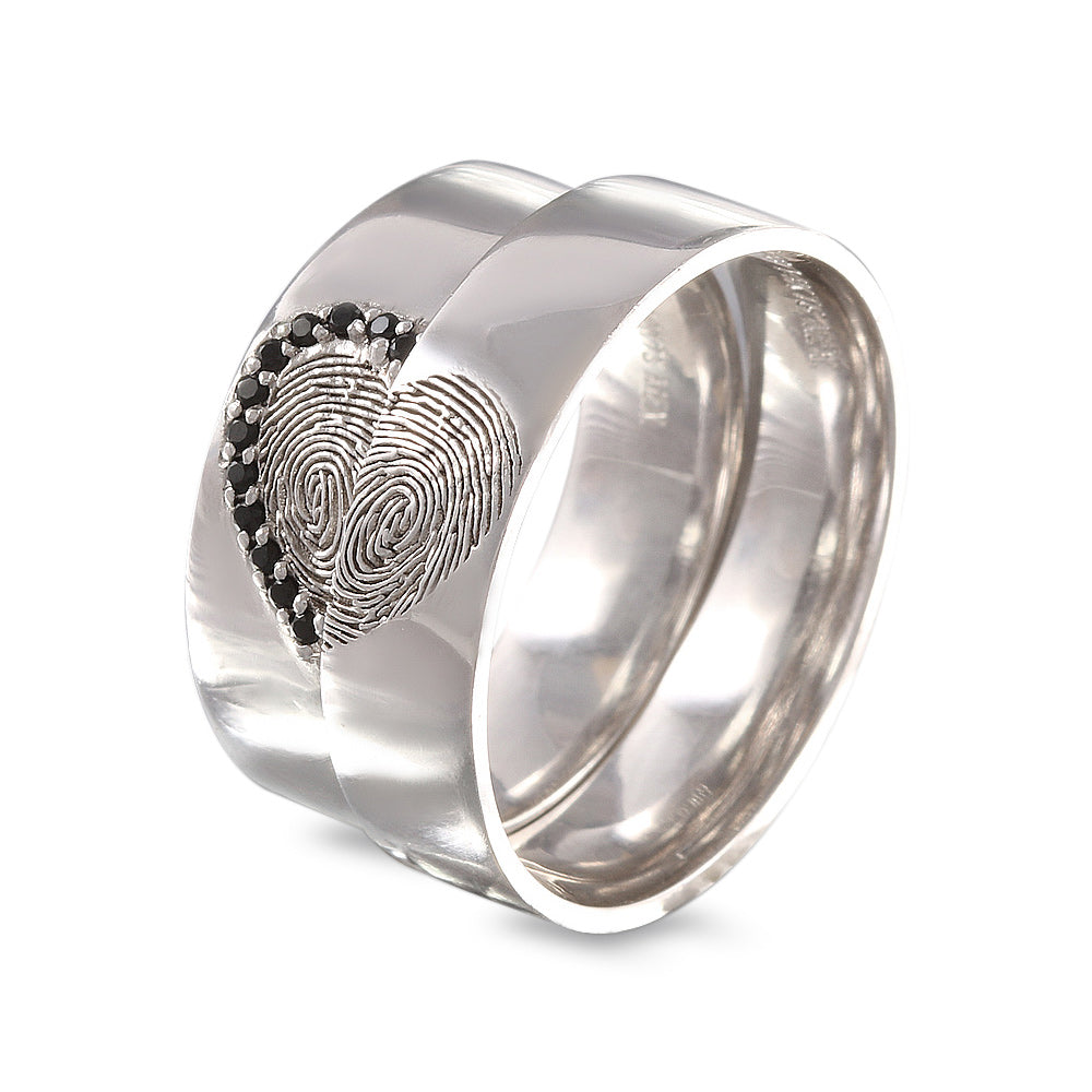 Par de argollas de matrimonio con diseño de huella y corazón