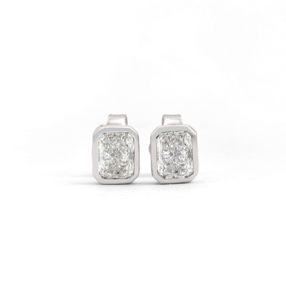 Aretes cortos con diamantes en diseño biselado