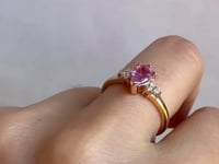 Anillo con zafiro rosa corte pera y diamantes laterales
