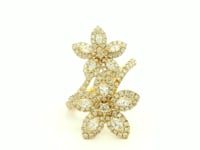 Anillo diseño floral con diamantes en oro amarillo