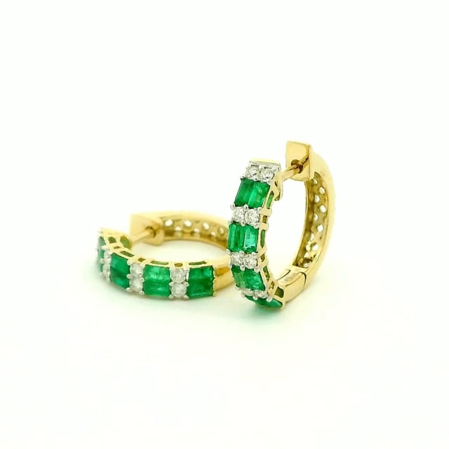 Arracadas con esmeralda y diamantes en oro amarillo